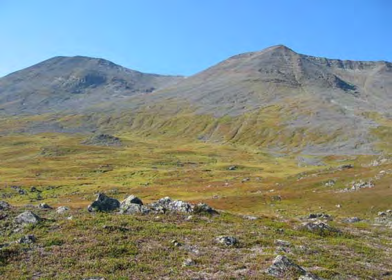 Typisk fjellparti med utflata lågfjell før det stiger mot Kavringtinden (JOH). 3.3 Klima De nærmeste målestasjonene for temperatur og nedbør er på Langnes, Tromsø og i Nordreisa.