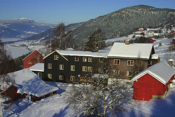 Glomstad Gjestehus har en lang og rik historie, der en kan finne historier at Glomstad er en ættegard frå omkring 1500 tallet.