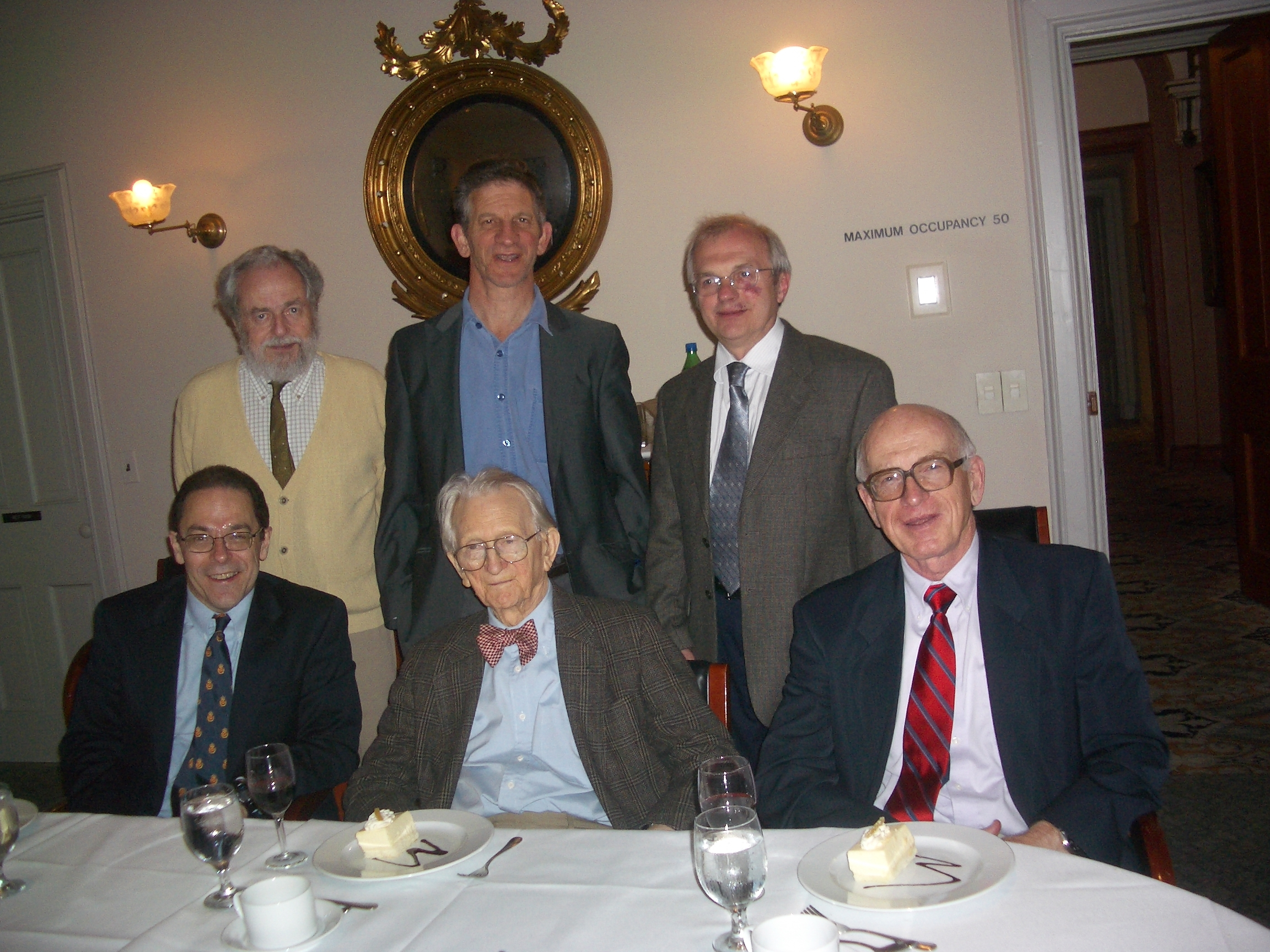 Bildet tatt ved middagen på Atle Selbergs 90 årsdag 14 juni 2007.