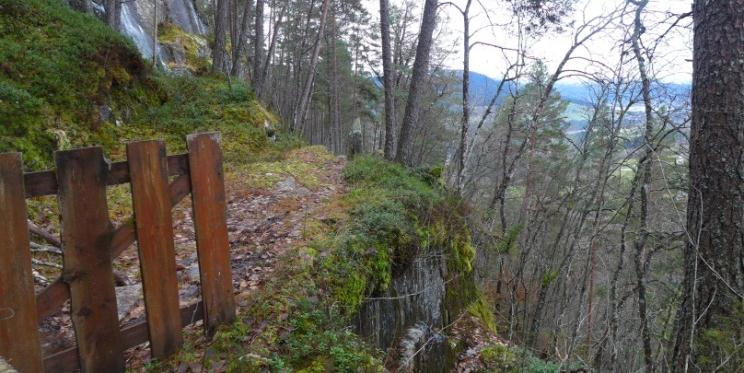 Her er det også lagt til bilete som illustrasjon. Skildringane byrjar frå Tverrberg øvst (lengst nord) i vegtrasèen og går sørover mot Bjørke.