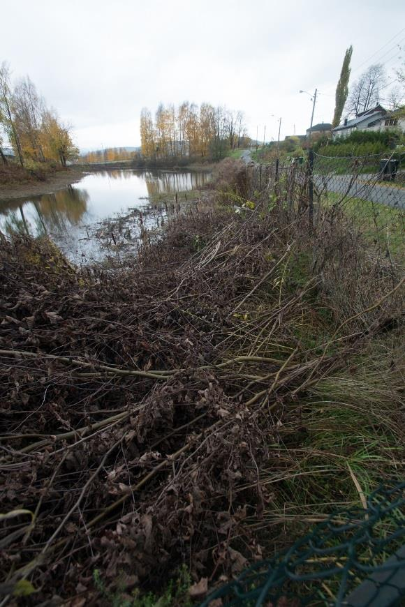 En del av massen som graves opp kan trolig deponeres på leikeplassen/fotballbanen øst. Her kan med fordel terrenget heves noe slik at leikeplassen og fotballbanen blir flatere.