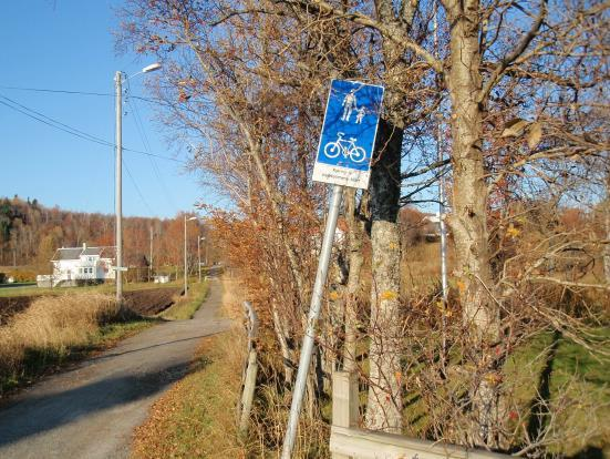 Figur 17 Buveien sett mot nord fra Innstrandveien Figur 18 Buveien ved bommen, sett mot syd Buveien fremstår som en meget sliten G/S-veg.