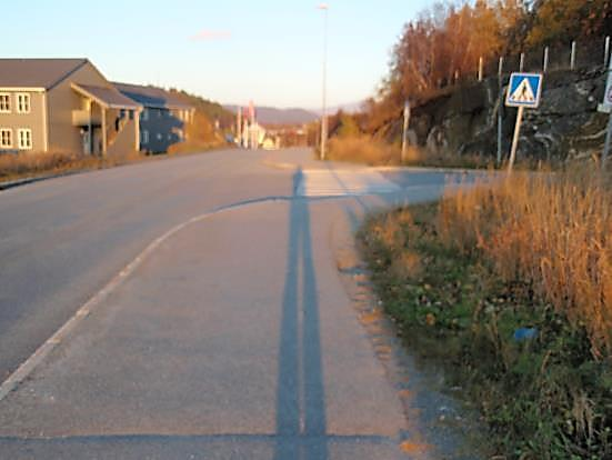 På denne strekningen er det kun én konflikt mellom bilister og gående/syklende, og det er der fortauet krysser Gamle Kongsvei. Her er det anlagt gangfelt, som er vist i figur 37.