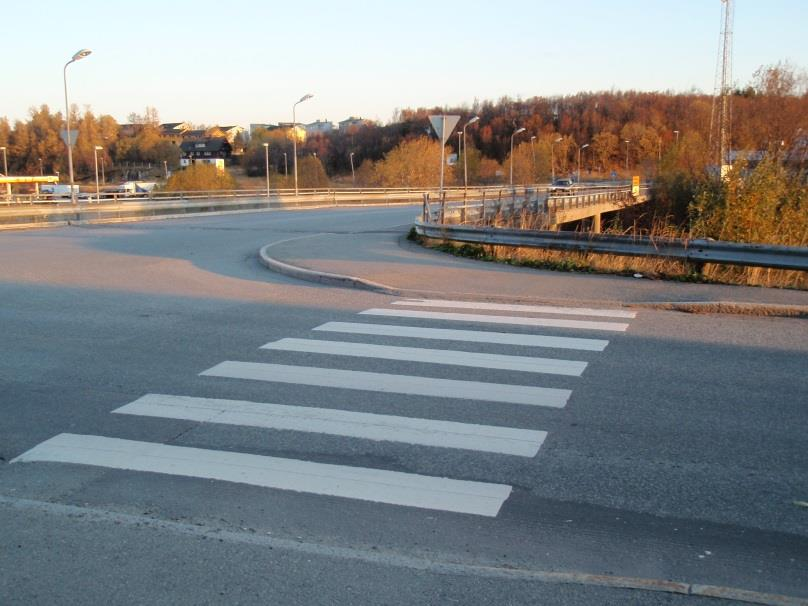 Figur 40 Gangfelt over Hunstadringen På nordsiden av Hunstadringen er det et cirka 2,5 meter bredt fortau som går helt til Bodin videregående skole, som omtalt i kapittel 2.3.4. Denne løsningen antas å være tilfredsstillende, slik at det ikke er behov for tiltak her.