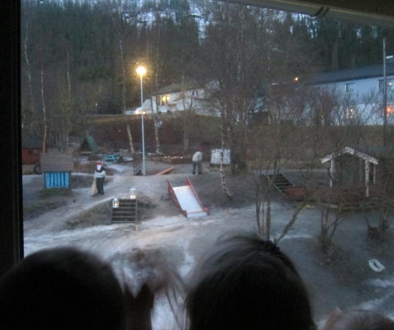 Barnegruppa vår i desember I desember hadde vi fokus på juleforberedelser, og å legge til rette for forventning og glede over julehøytiden. Vi har startet hver morgen med adventssamling.