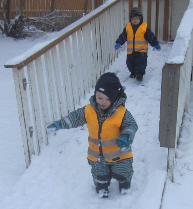 Det har også vært en del lek på brua opp til lekeskuret. Noen ganger er det artigst å løpe opp og ned, alene eller sammen med en venn, men vi har også observert litt Bukkene Bruselek her.