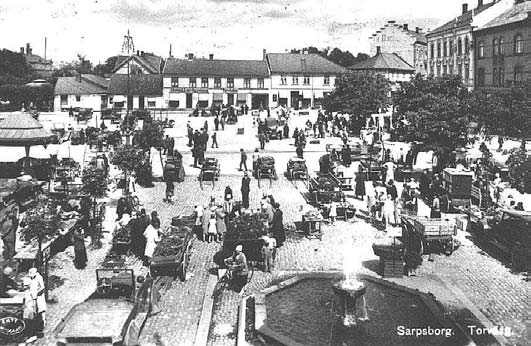 Torget som markedsplass. Her presentert på postkort som Torvdag i Sarpsborg.