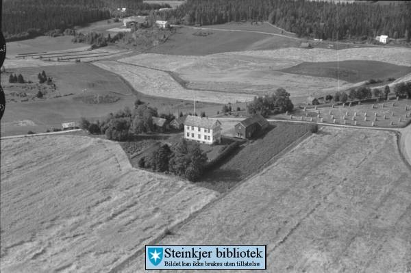 østover i krysset ved Rådhuset /Grand hotell og kjøre riksvei 762 i ca. 10 km.