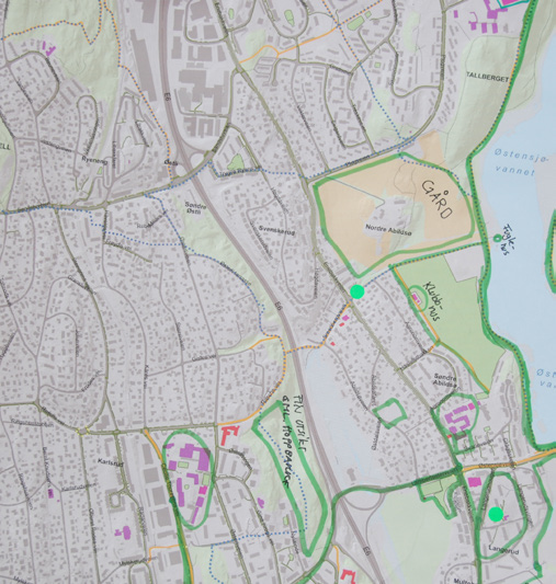 Sykkelbane mellom Abildsø og Lambertseter - barn bruker områdene på begge sider av vegen (A). Tilrettelegging for gående i Raschs vei må bli bedre (B).