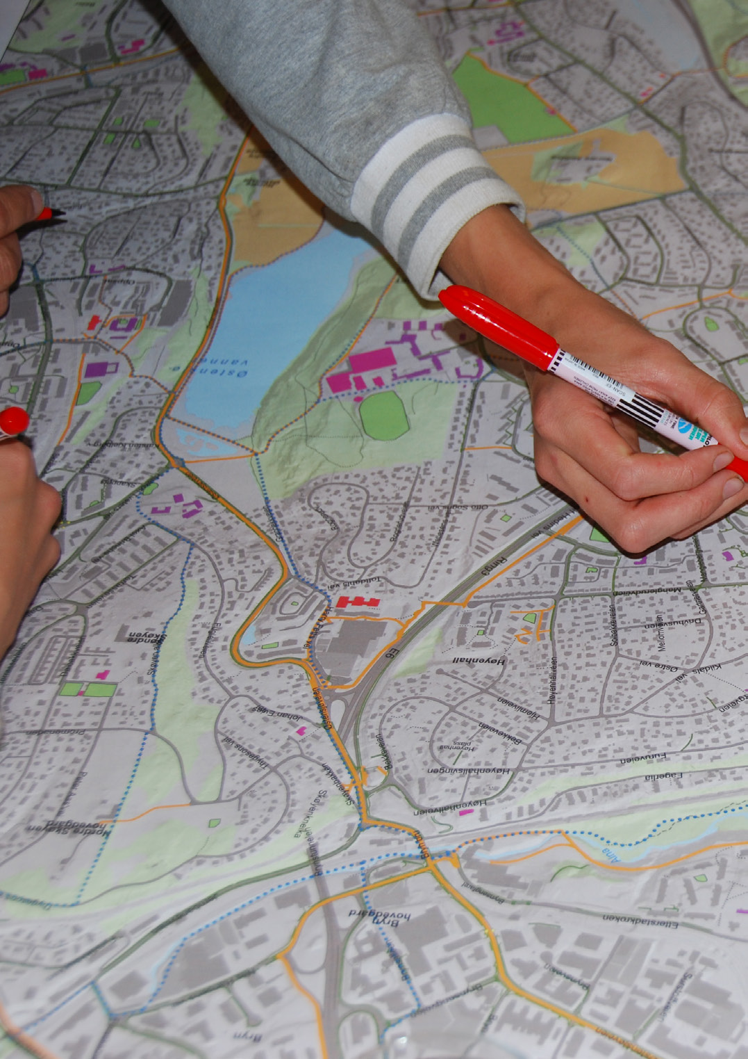 8 Gruppeoppgave - strekningen Sandstuveien - Høyenhall Tegn med rød tusj de strekningene du bruker eller vet at andre bruker Tegn med blå