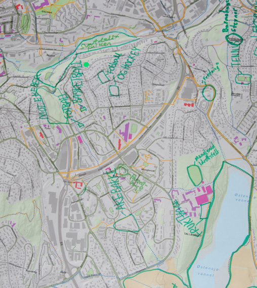 Turveg i nordenden av Østensjøvannet brukes av gående, syklende, til trilleturer med barnevogn og til skoleturer (). Turveg fra Østensjøvannet til Nordre Skøyen hovedgård (). Plogveien (8).