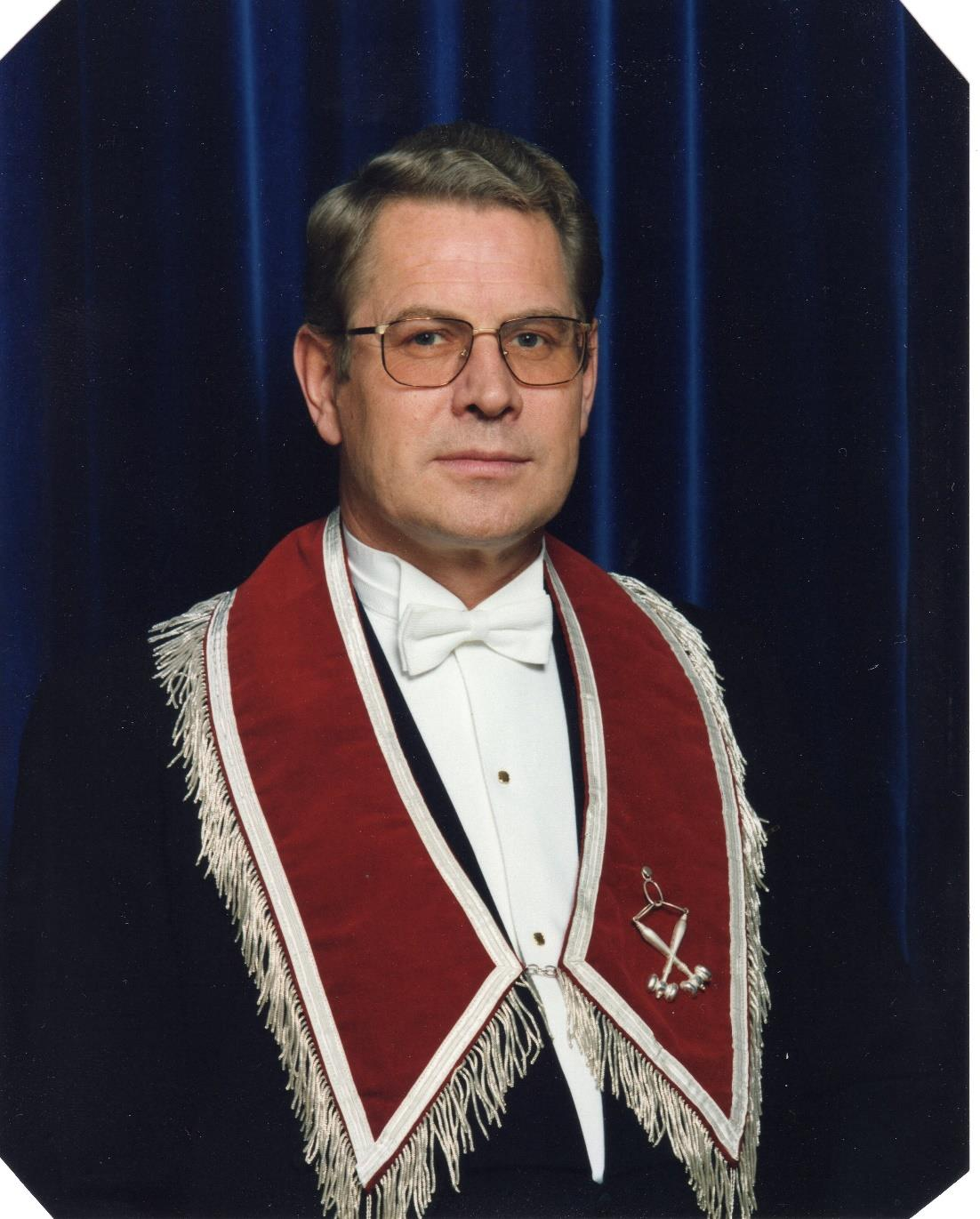 KNUT FIRING var Logens andre Overmester, fra 1989 til 1991. Han ble født 7.7.1944 og har i mange år bodd på Jevnaker, men er fremdeles medlem av Logen.