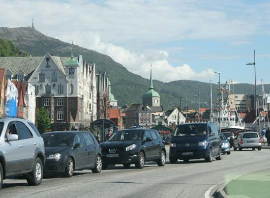 TEKSTBANK 1 Nivå 3 Leseark 1 Lars og Julie Lars og Julie bur i Bergen. Bergen er ein by. Lars og Julie er sju år. Dei har to gode venner. Det er Mina og Ali. Kvar bur Lars og Julie?