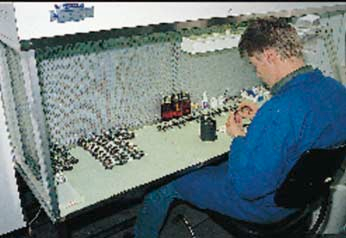 Optronics Simrad Optronics har bygget opp et avansert produksjons- og testmiljø innen elektrooptikk. Produksjon og test foregår i henhold til strenge militære krav.