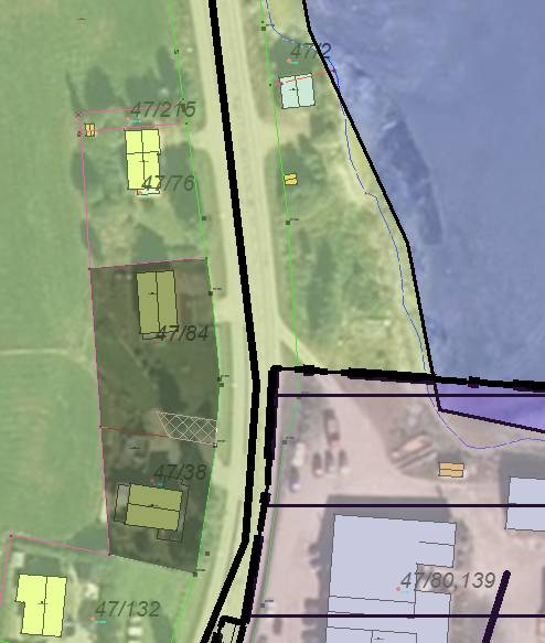 2 av 4 Søknaden Fig 3 Situasjonskart, ortofoto Fig 3 viser hvitskravert ca lokalisering, areal og tomtefigur av omsøkte eiendomsendring for tilleggsareal til boligeiendom gnr 47 bnr 38.