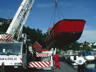 Det er etterhvert mye vedlikeholdsarbeid på arbeidsbåten Frifant. Friluftsrådet driver oppsyn i utvalgte sjøfuglreservat i Hordalandsskjærgården.