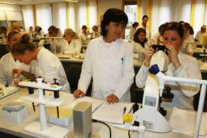 Ikke bare lett på labben Laboratoriearbeid er grunnleggende for veterinærstudiet ved Høgskolen i Bodø.