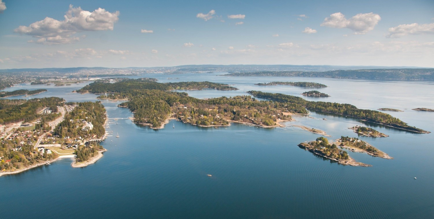 Side 4 av 6 benyttet i den kalde årstiden. I og med at øya er bilfri, er veiene av beskjeden størrelse og har gruset toppdekke. Mange av veikantene har en rik flora.