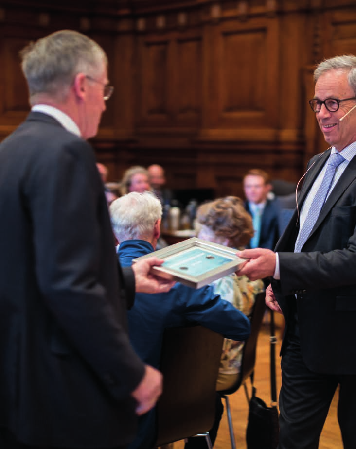 landet. NOKAS Kontanthåndtering AS og Loomis Norge AS driftar depota. På denne måten har Noregs Bank no ei grossistrolle, og bankane står for omfordelinga av kontantar seg imellom.