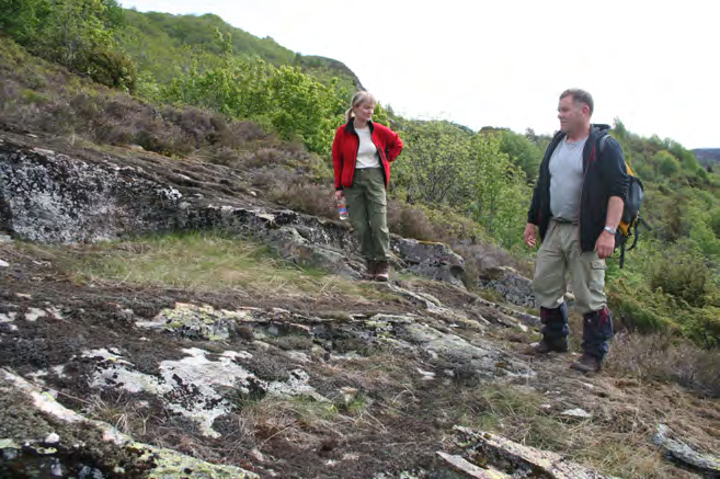 Splitting med kiler: Kun ett brudd på Øvre Rønseth er av denne kategorien; dette er brudd hvor meiselspaltning av råblokker rett fra fjellet synes benyttet, uten sprengning (Figur 28).