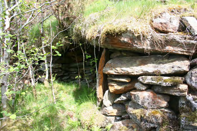 Mur under sprengningsbrudd ovenfor Rønset (Kvernberget), med "rom", kanskje for oppbevaring av sprengstoff.