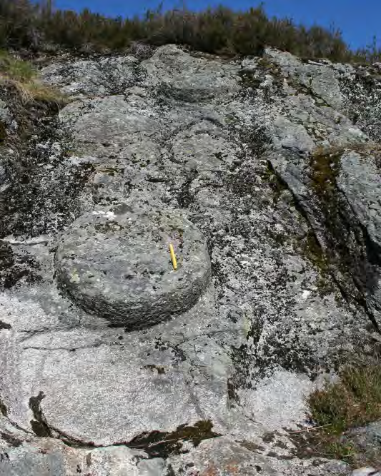 20 cm. Figur 48. Brudd med høy, hogget bruddvegg, Rønset.