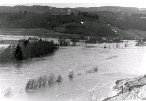 Figur 8 lmsberget bro ved samløpet mellom Inna og Verdalselv under flommen i 1947. Broen reiste til slutt av gårde. Flommen var et resultat av kraftig snøsmelting og høy nedbørintensitet.