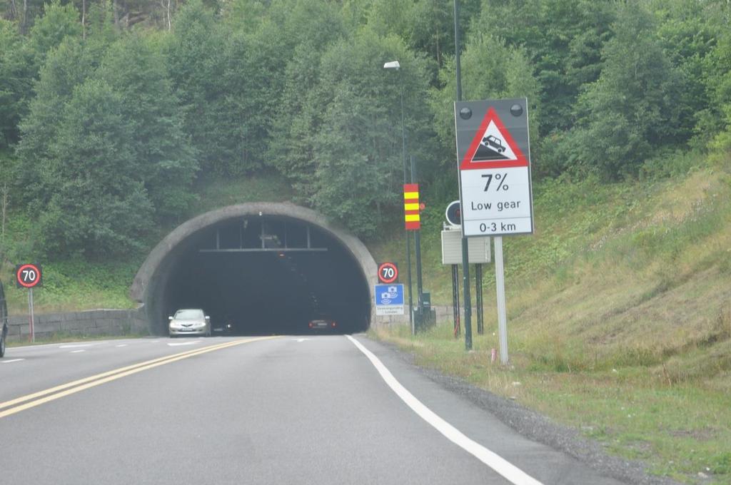 2. Oslofjordtunnelen Beskrivelsen av tunnelen, utstyret og de to brannene er hentet fra følgende litteratur: SVV, Region øst, Rapport 13 juli 2011 SVV, Region øst, Rapport 4 april 2012 Søndre Follo