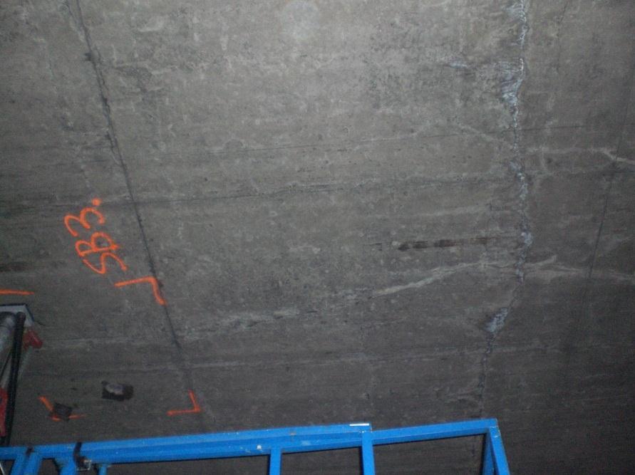 Det er riss med fuktgjennomgang i taket både i tunnelens lengderetning og på tvers av lengderetningen, som vist på Bilde 15.