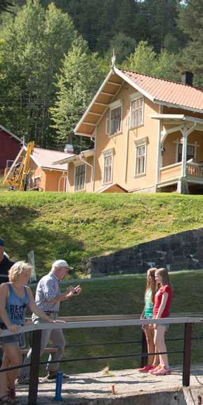 Du kan vandre på fine stier ned til Eidsfoss sluse og videre til Ulefoss, eller opp til det gamle steinbruddet. Les mer om opplevelser og servicetilbud i Vrangfoss på telemarkskanalen.