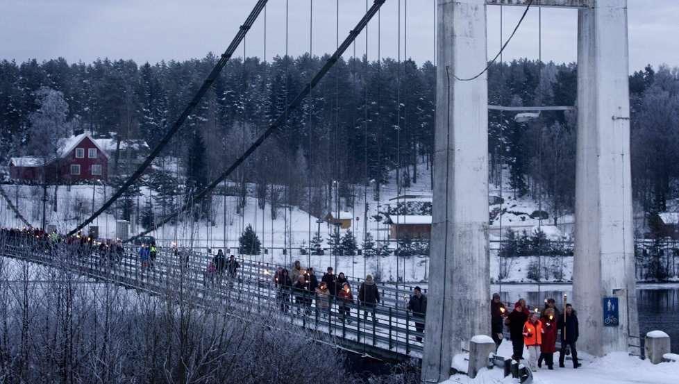 Fakkeltog for å bevare brua Siden det ble kjent at den 85 år gamle hengebrua står i fare for å bli revet, har