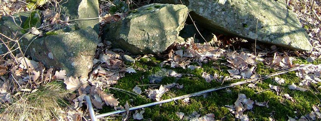 På andre siden av veien ble det mot toppen av en kolle funnet en steinsetting med ukjent formål (på kartet er denne markert med nr. 5).