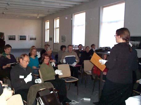 presentasjonsform av utstillingen Spor av Strek. Hun var også en av foreleserne på arrangørkurset. 9 11. Møter, konferanser og kurs 2004.