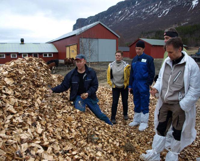 Figur 1. Lokal produksjon av grov flis til husdyr ved Midt-Troms gårdsflis A/S (foto: C. Uhlig). 2.