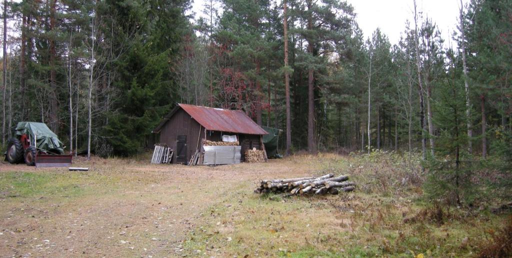 husmannsplass. Den var ikke i bruk ved registreringen i 1984, men ble siden satt i stand med bl.a. nytt tekke og var ved 1.