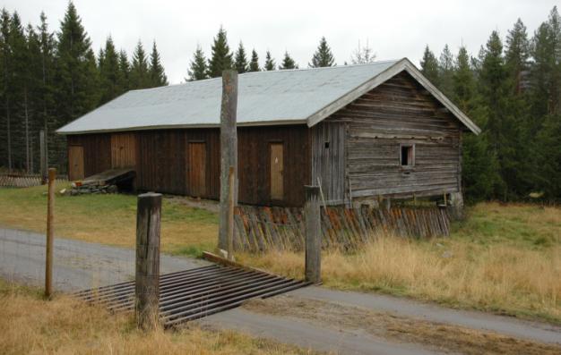 men kan være satt sammen av eldre hus. Ved 1. omverv hadde den fått nytt tekke.