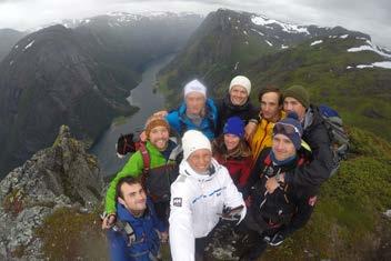 Lær fallskjerm, vindtunnel, paragliding, speedriding og ski. Prøv elvepadling, rafting og klatring. Opplev vennskap og eventyr, natur og friluftsliv i telt og snøhole. Ekstremsport- og skibygda Voss!