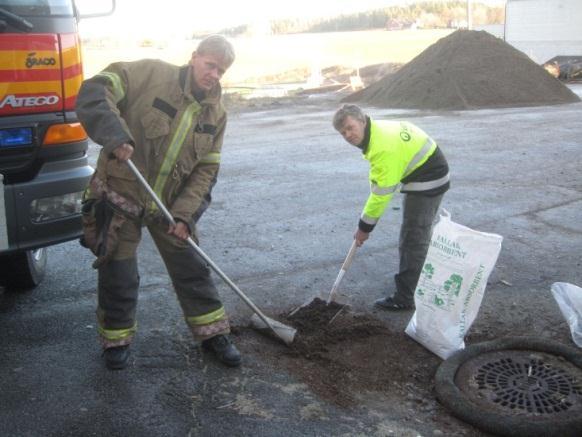 Det innkapslede oljesølet ligger igjen som en skorpe på vannoverflaten og kan lett fjernes. Etter Full City-forliset i Langesund sommeren 2009 ble torven brukt til å fjerne oljesølet.