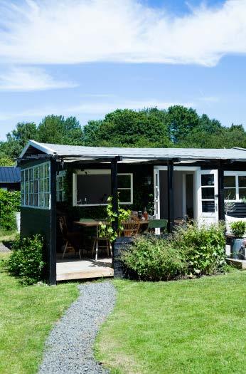 Foråkunnenyteutelivetendamer,har paret utvidet verandaen og laget en liten solterrasse og en pergola, som gjør at de kan spise frokost i skyggen.