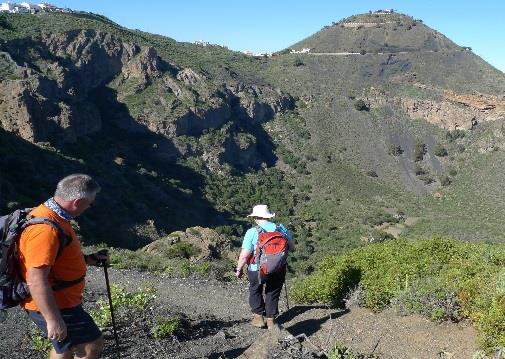 Det mest kjente stedet er Guayadequedalen, og her bor man i grotter i de bratte fjellsidene. Vi avslutter dagen med noe kaldt å drikke i grotte-baren i byen.