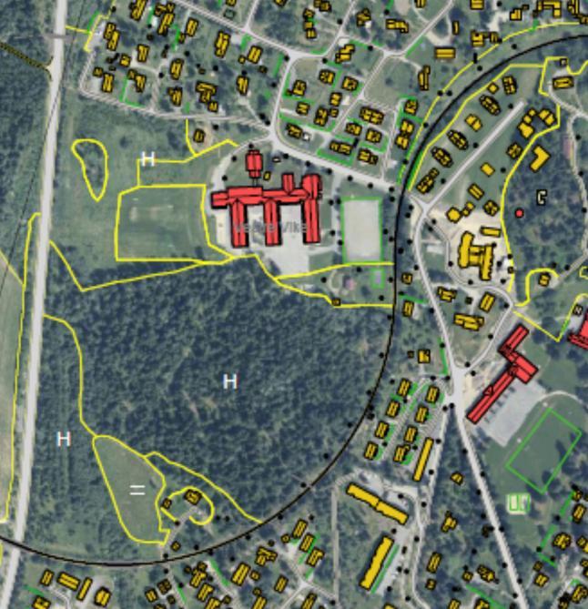 Gustadmoen barnehage: Liten tomt ca. 5008 m 2. Trenger nye arealer som i kommuneplanen er avsatt til næring. Bør gå i forhandlinger med naboen i øst om kjøp av grunn J&A Rosenlund A/S.