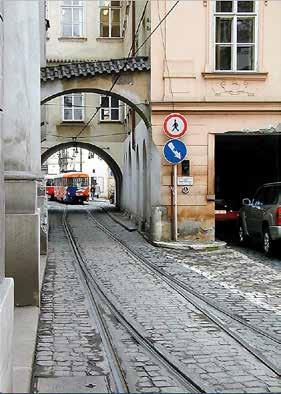 Over: Eksempel på bybane med flettesporløsning, tilsvarende det resursgruppen foreslår. T.v. Trikkespor som deler seg i Praha.