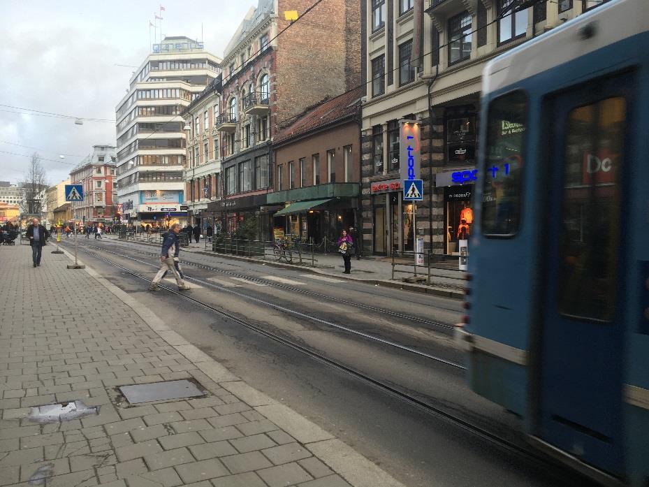 Lyssignalet ved Brugata holdeplass ligger tett inntil holdeplassen, og påvirker holdeplasskapasiteten, noe som gjør det litt tilfeldig hvilken effekt man måler av redusert busstrafikk.