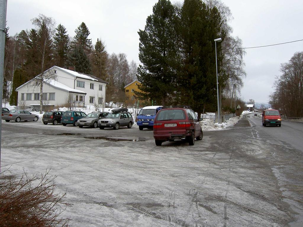 Det vil være 8 leiligheter på hvert plan, og i midten av bygningen vil det være et avlangt åpent fellesareal med glasstak, på ca 240 m 2. Bebyggelsen defineres som en lavblokk.