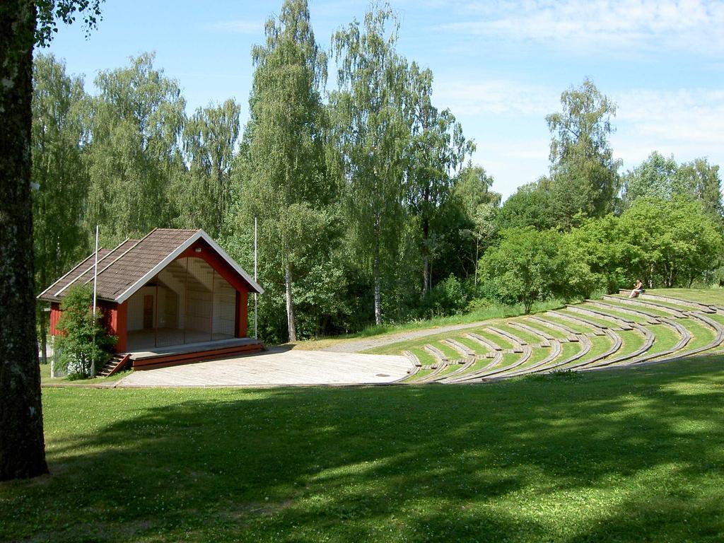 Storlinna fungerer som hovedgate gjennom sentrum. Det er i dag langsgående parkering langs gatas østside. Gata er slitt, parkeringen er dårlig definert og inntrykket av gata er utflytende.