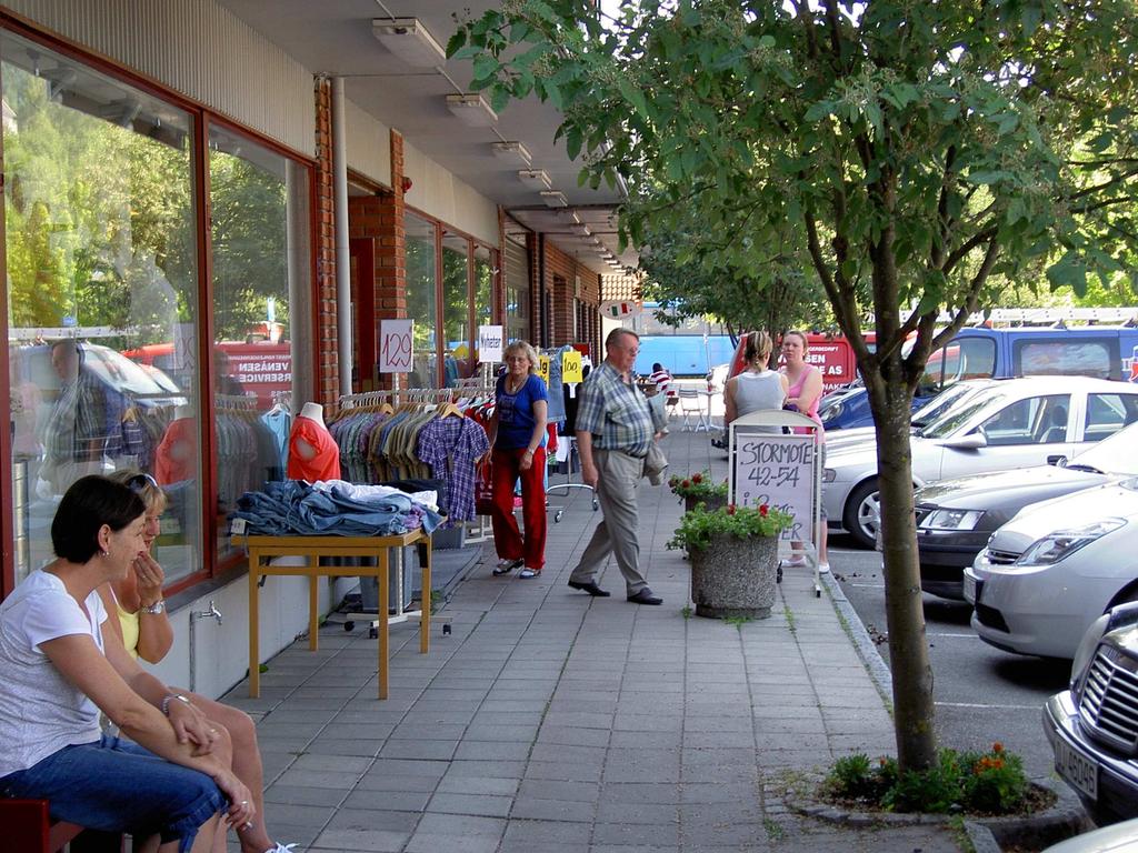 Ved Sentrumsgården, torget, COOP og Seigerudbygget er det etablerte parkeringsplasser som er tilgjengelig for brukere av sentrum.