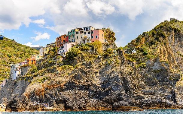 DAG 2 VANDRING & TOGTUR / MONTEROSSO-VERNAZZA (F, M) Vi drar sydover til Cinque Terre og en litt lettere dag, idet vi når den nordligste av de fem byer; Monterosso.