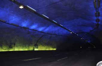 PRINSIPPER/ TILTAK Utformingen av portalområdet og tunnelrommet blir et samspill mellom vegens linjeføring, belysning, form og farge og/eller overflatebehandling på vegger og tak, samt plassering og