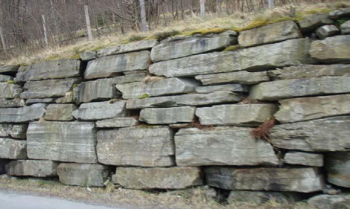 Bilde av natursteinsmur for referanse.