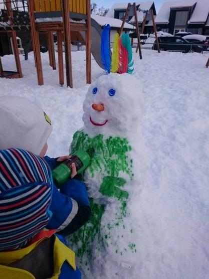Snømannen «Ole». Kramsnø er supert syns både barn og voksne Arbeidskar! Man blir så sterk av å måke snø! Vi har sammen med barna videreutviklet «leke-rommet» ved siden av der vi spiser.
